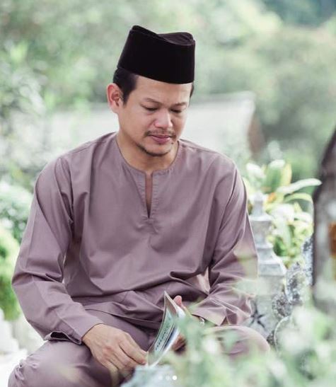 Hampir setengah menunggu berita keadaan adik.